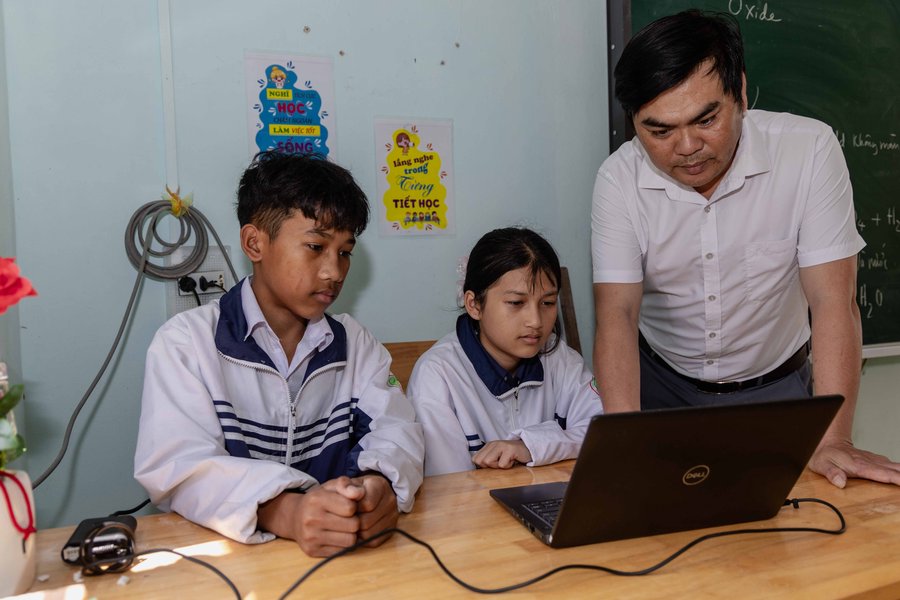 Thầy giáo hướng dẫn và hai học sinh tiếp cận thông tin xây dựng đề tài khoa học
