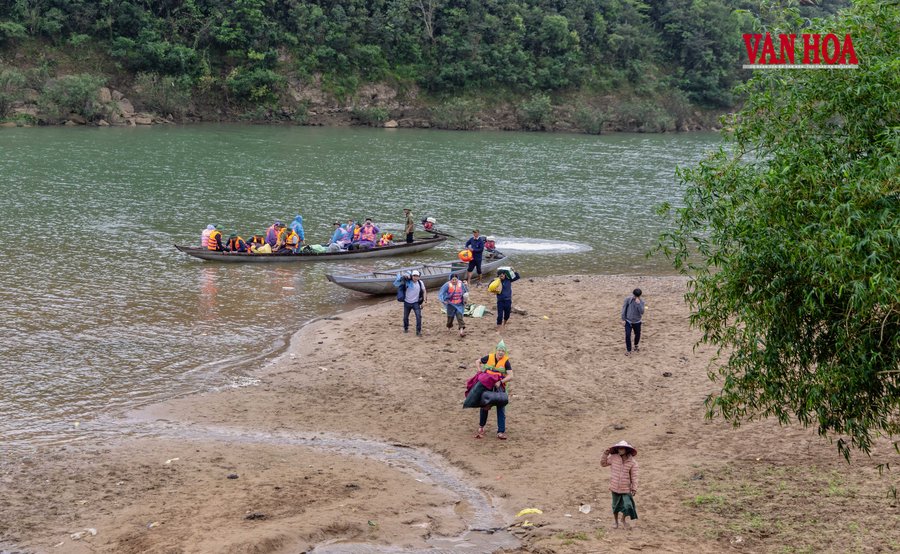 Sau hành trình dài trên dòng sông Long Đại, đoàn công tác đã đến với bản Hôi Rấy