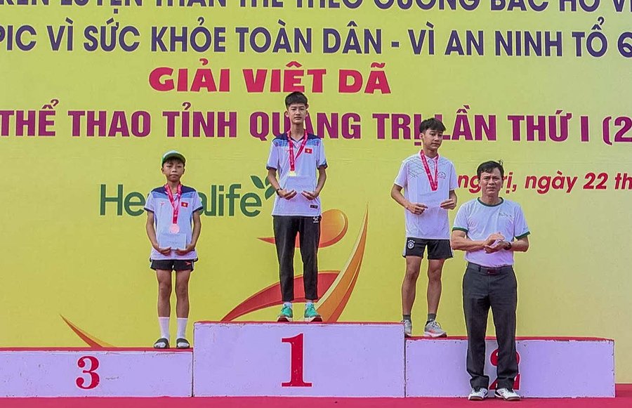Lãnh đạo Sở VHTTDL trao huân chương và phần thưởng cho các VĐV ở lứa tuổi học đường