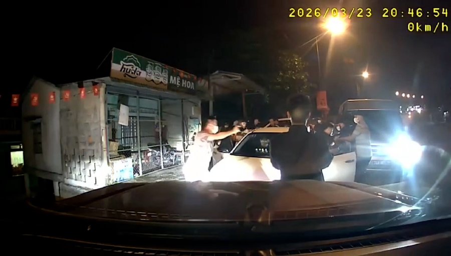 Lực lượng chức năng trấn áp đối tượng nghi vấn