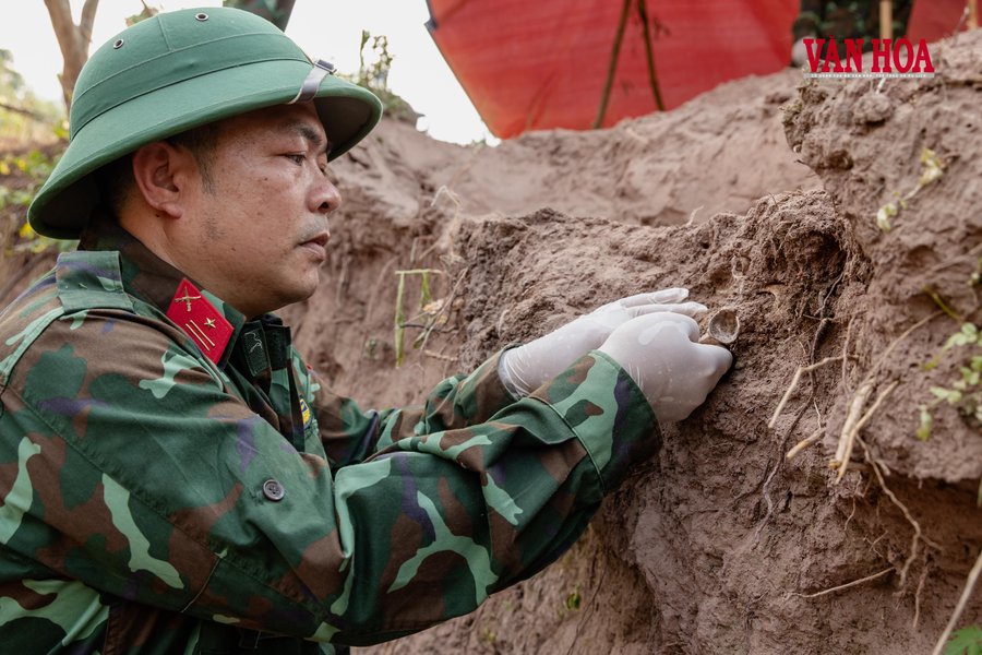Dấu hiệu đầu tiên của hài cốt xuất hiện, đánh dấu khoảnh khắc mà quá khứ dần được hé mở.
