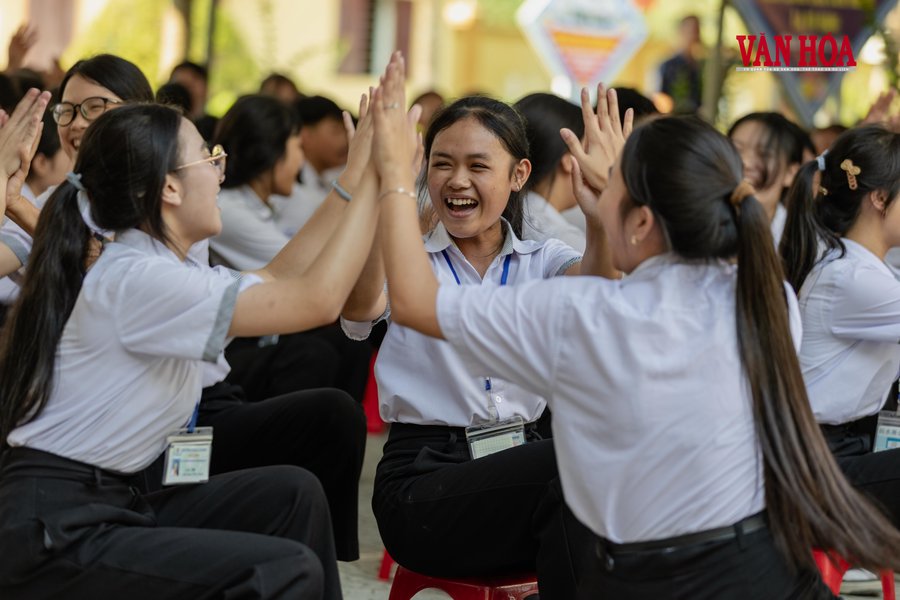 Niềm vui của các nhóm học sinh khi trả lời đúng câu hỏi do Ban tổ chức đưa ra tại diễn đàn