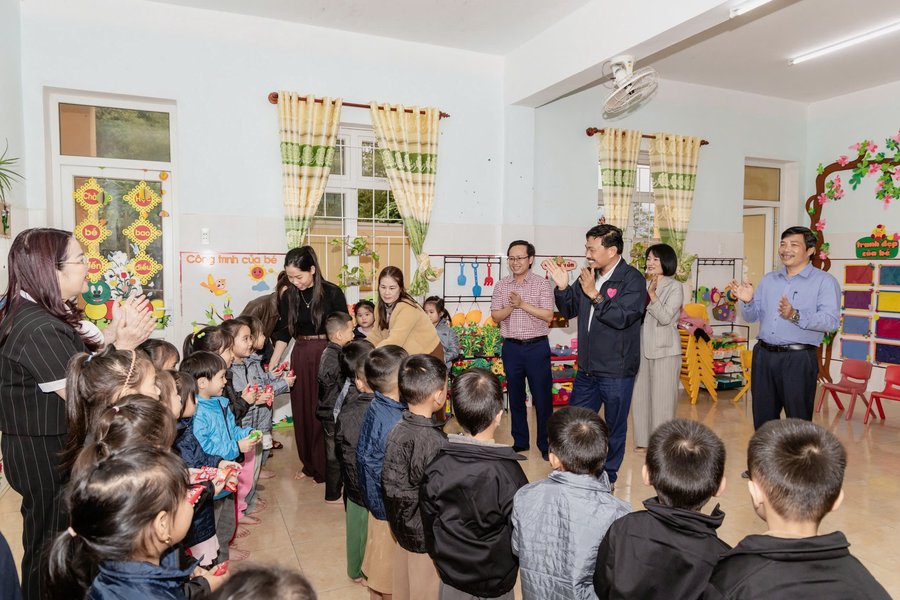 Chia sẻ của cộng đồng đến với các em học sinh vùng khó