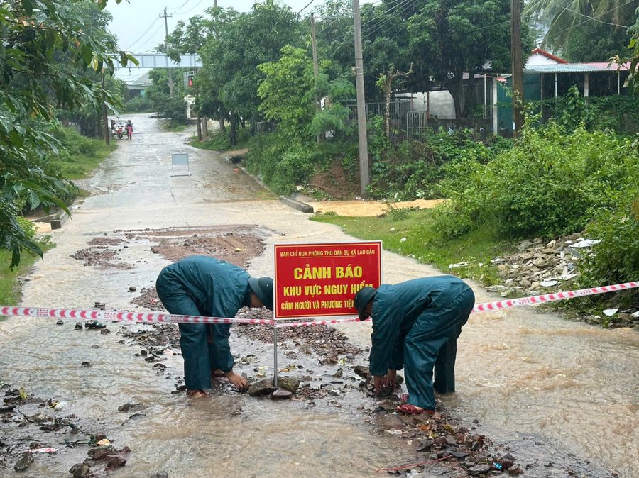 Lực lượng chức năng đặt các biển cảnh báo nguy hiểm và sẵn sàng hỗ trợ người dân phòng chống thiên tai