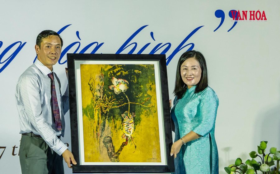 Gia đình Lê Bá Đảng trao tặng những tác phẩm mỹ thuật cho Bảo tàng tỉnh Quảng Trị