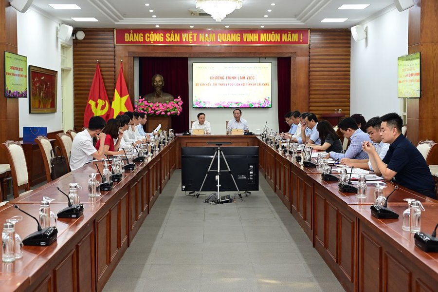 Quang cảnh buổi làm việc
