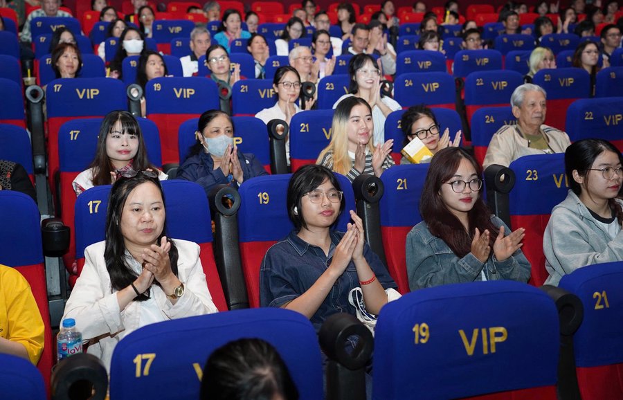 Khán giả dành những tràng pháo tay cho các diễn viên phim "Mùi cỏ cháy"