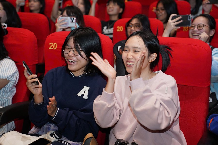 Nhiều cung bậc cảm xúc của khán giả khi giao lưu với đoàn phim "Mùi cỏ cháy"