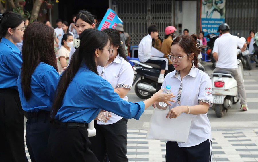 Tình nguyện viên phát nước cho thí sinh trước khi vào phòng thi
