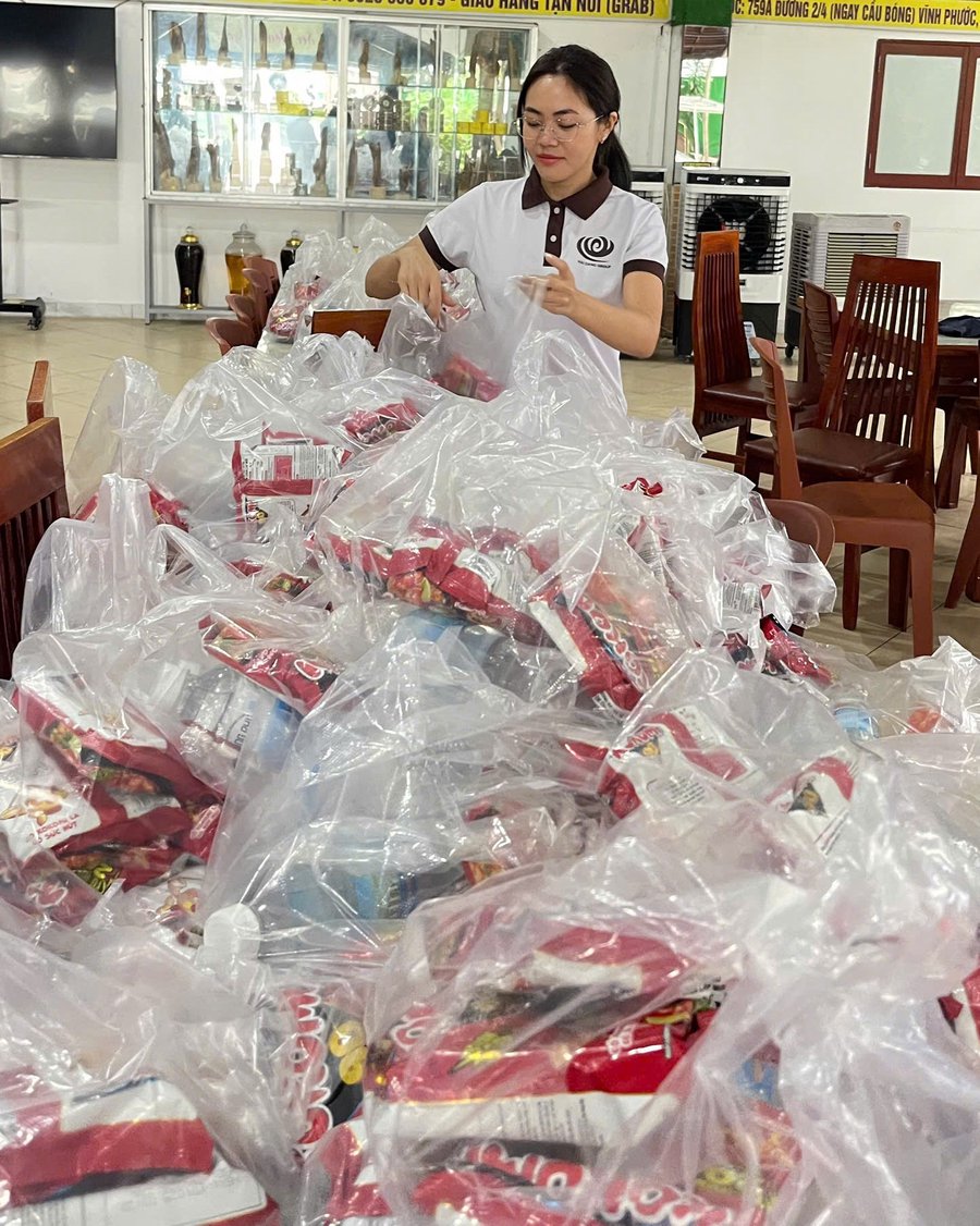 Thành viên Hội Lữ hành Khánh Hòa tích cực đóng gói hàng hóa, nhu yếu phẩm gửi về vùng lũ