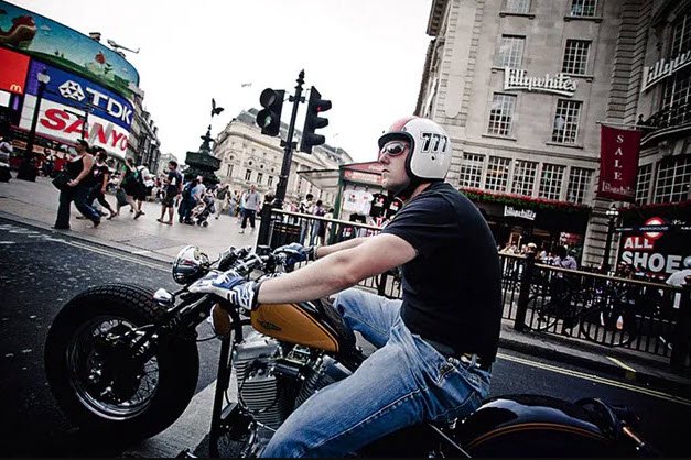 Người đi xe máy ở London.