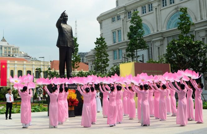 Tượng đài Chủ tịch Hồ Chí Minh