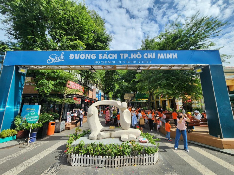 Đường Sách TP.HCM nằm trên đường Nguyễn Văn Bình, Quận 1