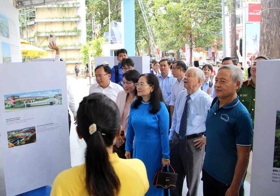 Lãnh đạo và nguyên lãnh đạo TP.HCM, văn nghệ sĩ và người dân tham quan triển lãm hình ảnh, tư liệu mô tả các công trình, cụm công trình tiêu biểu