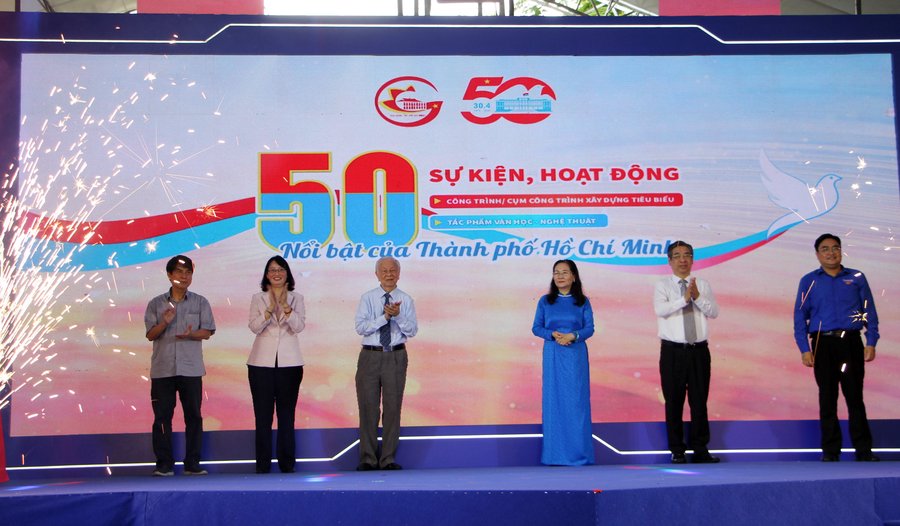 Các đại biểu thực hiện nghi thức khai mạc triển lãm