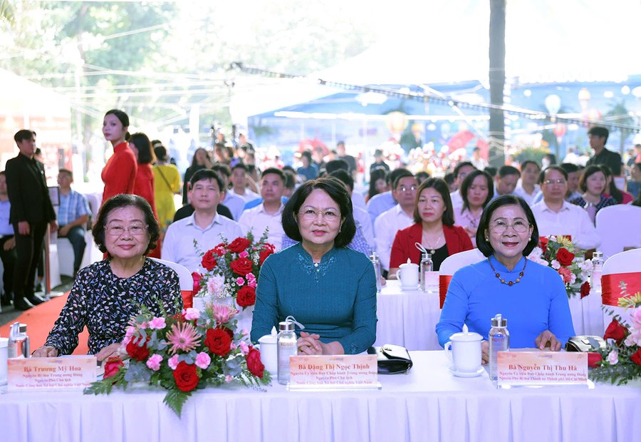 Nguyên Phó Chủ tịch nước Trương Mỹ Hoa, Đặng Thị Ngọc Thịnh và các đại biểu dự lễ khai mạc
