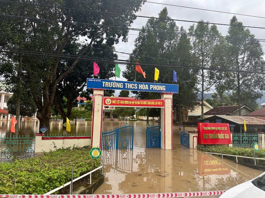 Hàng nghìn ngôi nhà và các trường học nước dâng cao ngập trong biển nước