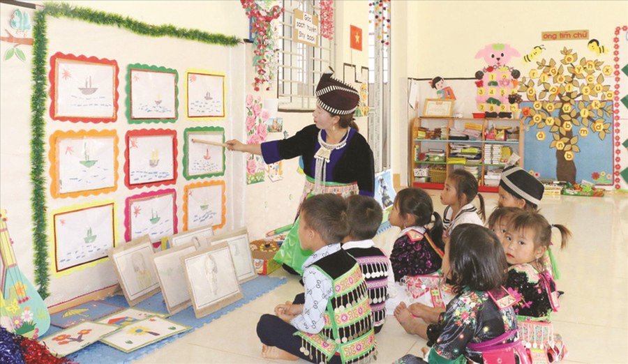 Với chính sách này các em học sinh vùng đồng bào dân tộc thiểu số sẽ yên tâm đến trường. Ảnh: THU MINH
