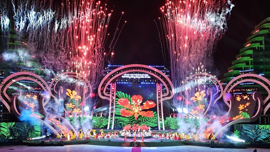 Lễ hội Hoa Phượng Đỏ 2024 thu hút hàng nghìn nhân dân và du khách tham dự