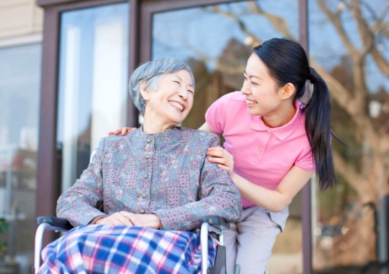 Các dịch vụ dưỡng lão đang nở rộ trong bối cảnh xã hội già hóa nhanh chóng, góp phần giảm bớt áp lực chăm sóc cho thế hệ “con một”. Ảnh minh hoạ