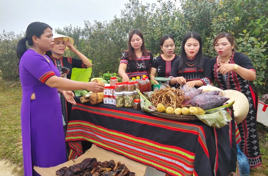 Giời thiệu những sản vật do đồng bào vùng cao A Lưới sản xuất, chế biến. Ảnh: Q.T