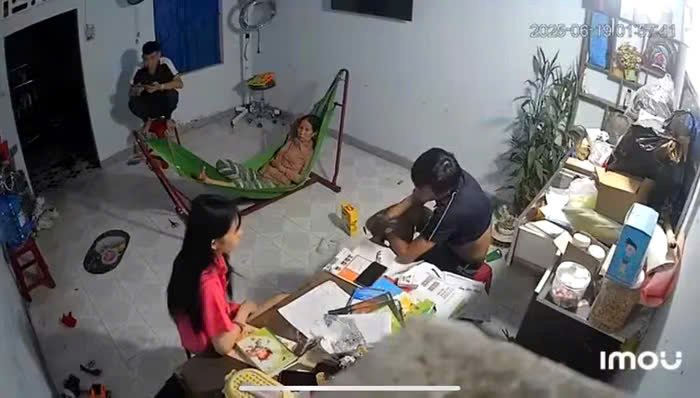 Ông H.T.T. cùng với mẹ ruột đến phòng trọ chị T. tại phường Nghĩa Lộ. Ảnh cắt từ clip