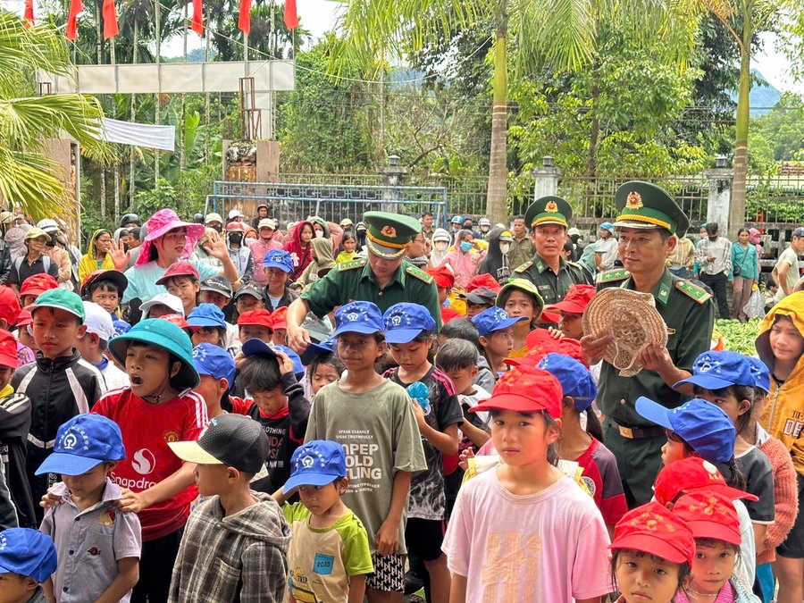 Đồn Biên phòng Cửa khẩu cảng Sa Kỳ phối hợp với Nhà trẻ Việt Nhí, cùng các đơn vị đồng hành, nhà hảo tâm và mạnh thường quân tổ chức Chương trình thiện nguyện “Hành trình kết nối yêu thương” tại xã Tây Trà