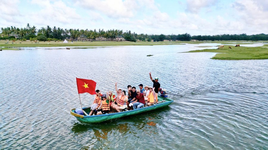Du khách trải nghiệm trên đầm An Khê