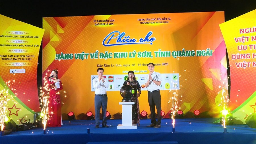 Phiên chợ hàng Việt về Đặc khu Lý Sơn do Trung tâm Xúc tiến Đầu tư, Thương mại và Du lịch tỉnh Quảng Ngãi phối hợp với UBND Đặc khu Lý Sơn tổ chức