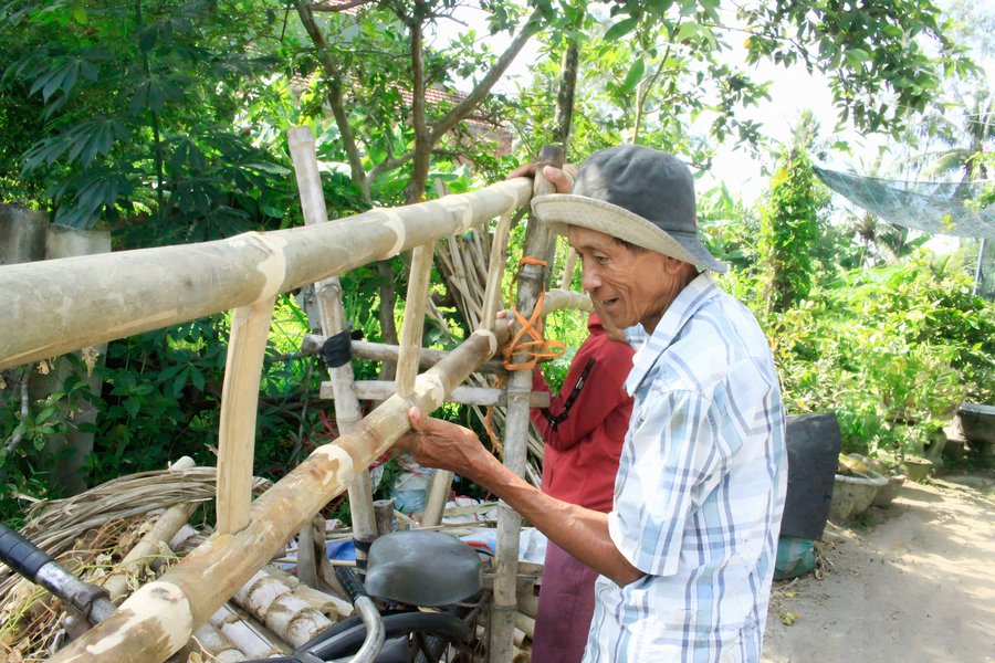 Thang tre làm xong được thương lái đến lấy đi bán khắp chợ quê, phố thị