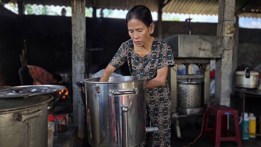 Từ nguồn vốn vay giải quyết việc làm gia đình bà Hồng đầu tư máy móc đưa sản phẩm mạch nha phát triển hơn