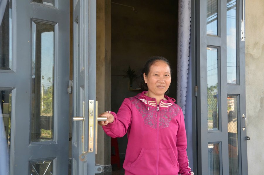 Chị Nguyễn Thị Bé hạnh phúc bên ngôi nhà mới