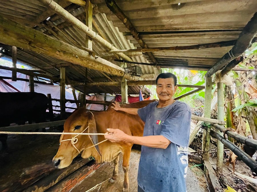 Xã Nghĩa Hành trao sinh kế cho người nghèo