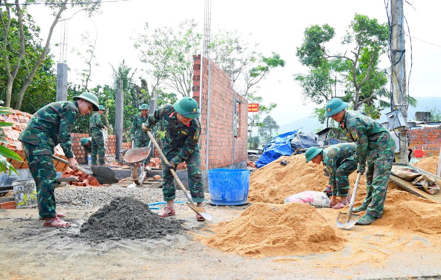 Cán bộ, chiến sĩ LLVT Quảng Ngãi đang xây nhà cho người dân sau thiên tai