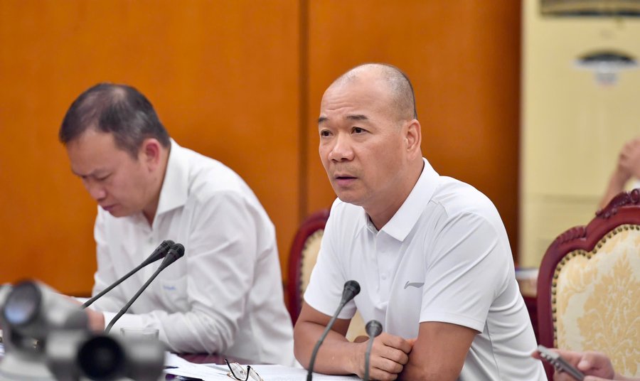 Trưởng phòng Thể thao thành tích cao Hoàng Quốc Vinh báo cáo tại buổi làm việc
