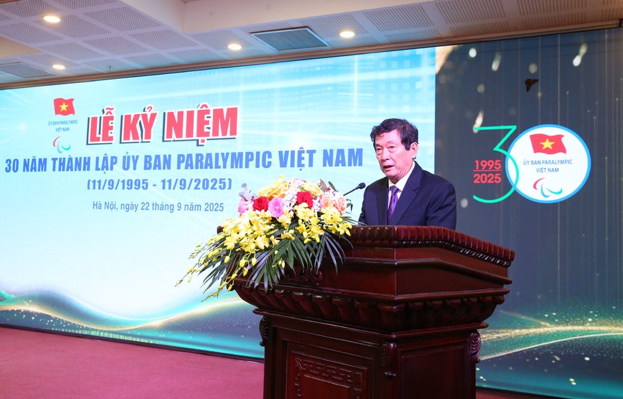 Nguyên Thứ trưởng Bộ VHTTDL, Chủ tịch Uỷ ban Paralympic Việt Nam Huỳnh Vĩnh Ái đọc diễn văn khai mạc buổi lễ
