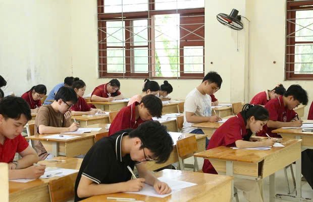 Thí sinh tại điểm thi Trường THPT Thọ Xuân 5 (huyện Thọ xuân) bước vào ngày thi đầu tiên trong không khí nghiêm túc, tự tin. Ảnh: Phong sắc