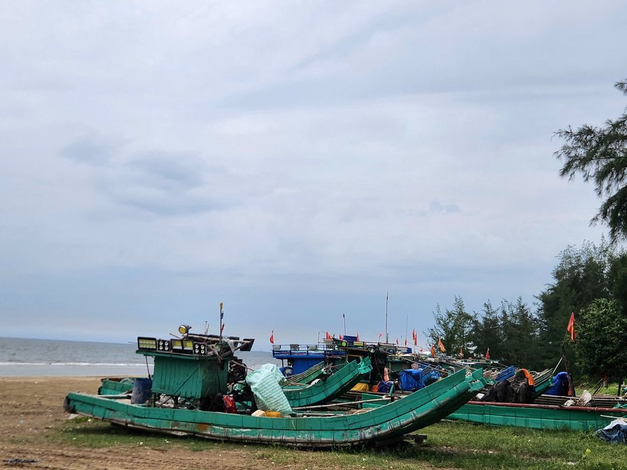 Chủ động ứng phó với bão Wipha, lực lượng chức năng và ngư dân xã Quảng Bình (Thanh Hóa) đã khẩn trương đưa toàn bộ tàu thuyền vào nơi tránh trú an toàn. Ảnh: Nguyễn Linh
