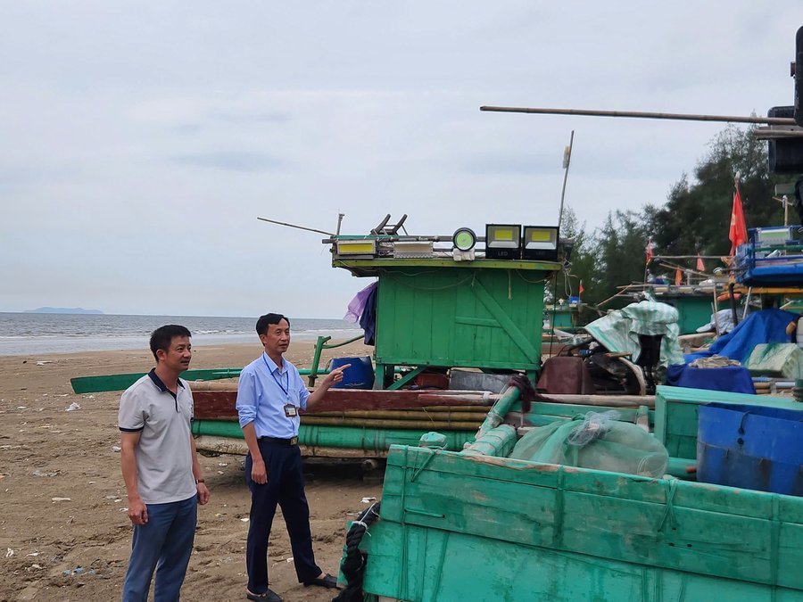 Trước diễn biến phức tạp của bão số 3, lực lượng chức năng xã Quảng Bình (Thanh Hóa) đã chủ động tuyên truyền, hướng dẫn ngư dân đưa phương tiện vào nơi trú ẩn an toàn. Ảnh: Nguyễn Linh