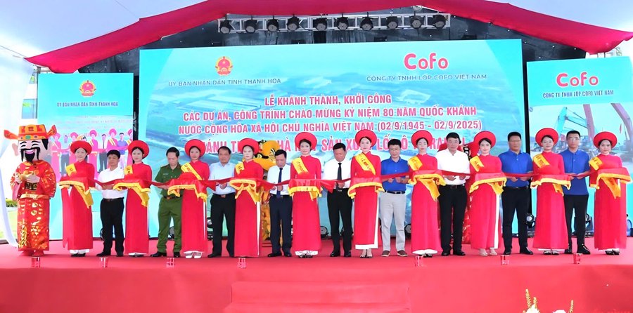 Các đại biểu thực hiện nghi thức cắt băng khánh thành nhà máy lốp ô tô 120 triệu USD ở Thanh Hóa. Ảnh: Quốc Hương