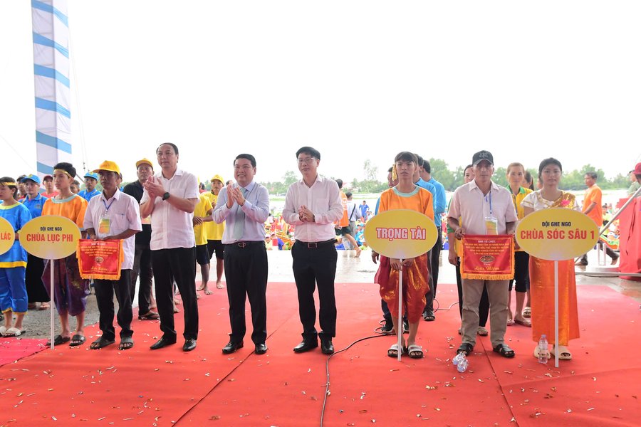 Ban tổ chức tặng cờ cho các đội tham gia Ngày hội Văn hóa, Thể thao và Du lịch đồng bào Khmer tỉnh An Giang lần thứ XVII năm 2025