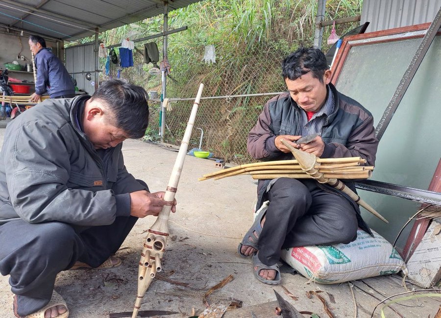 Quá trình chế tác Khèn qua rất nhiều công đoạn đòi hỏi sự tỉ mẩn, kiên trì