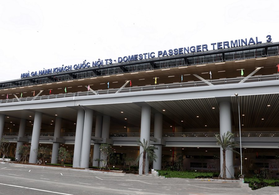 Nhà ga T3 Tân Sơn Nhất đón chuyến bay thương mại đầu tiên trong sáng nay