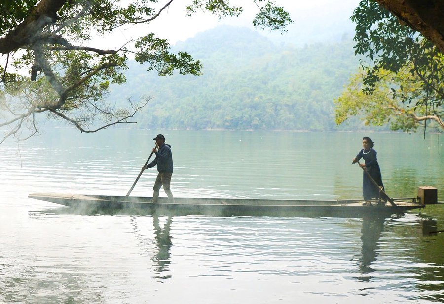 Trải nghiệm chèo thuyền trên hồ Ba Bể