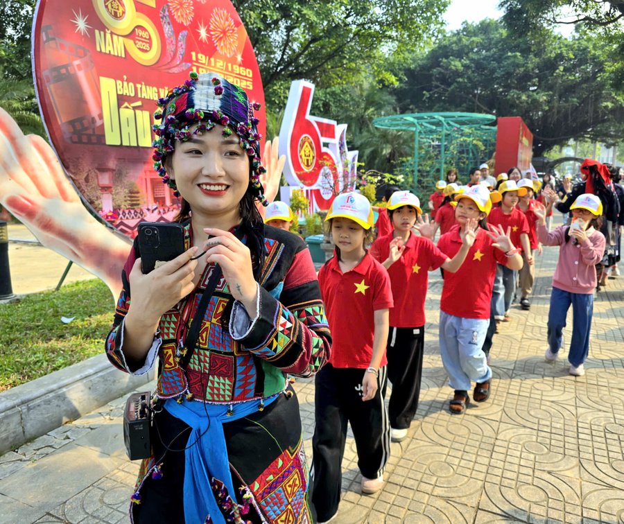 Các hướng dẫn viên của Bảo tàng ứng dụng thuần thục công nghệ trong việc thuyết minh tại Bảo tàng Văn hóa các dân tộc Việt Nam