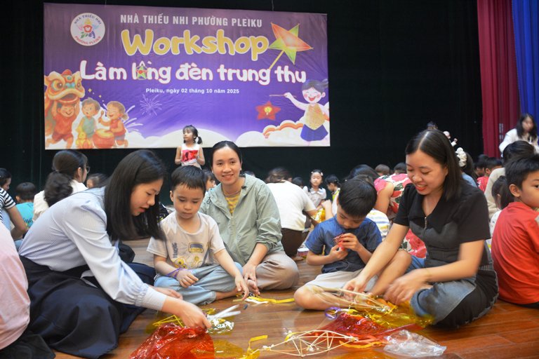 Phụ huynh và các em học sinh cùng nhau chăm chú, tỉ mỉ, tự tay làm những chiếc lồng đèn Trung thu rực rỡ sắc màu