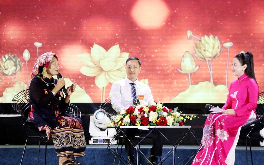 Doanh nhân Hồ Xuân Vinh - Phó Giám đốc Công ty TNHH Hồ Hoàn Cầu, Giám đốc Công ty TNHH ABACA Việt Nam và Nghệ nhân Sầm Thị Bích - Chủ nhiệm HTX Thổ cẩm Hoa Tiến chia sẻ tại chương trình giao lưu điển hình