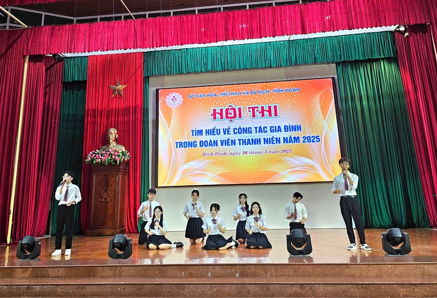 Liên Chi đoàn Sư phạm; Khoa học Tự nhiên; Lý luận chính trị - Luật và Quản lý nhà nước để lại ấn tượng ở phần chào hỏi