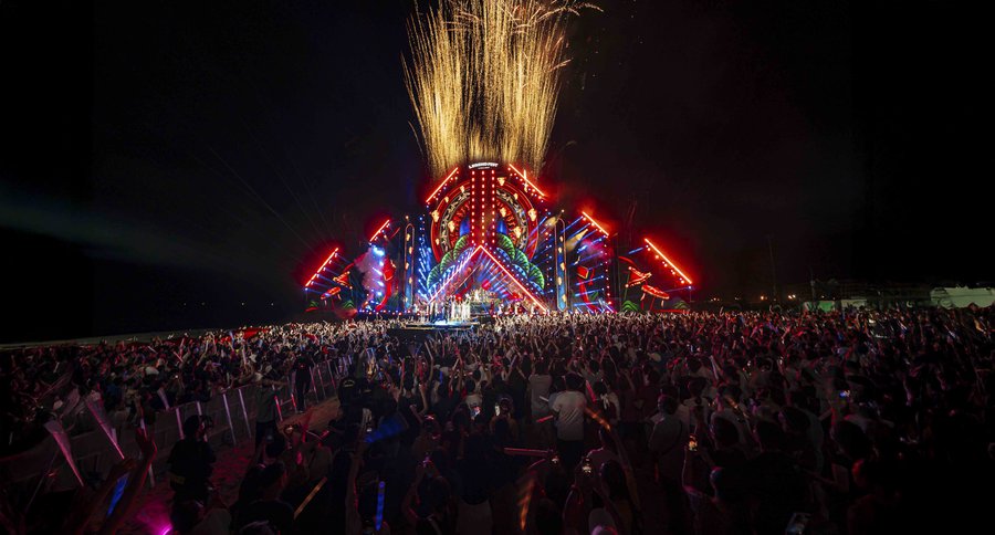 Legend Fest 2025 thu hút rất đông người dân và du khách tới thưởng thức