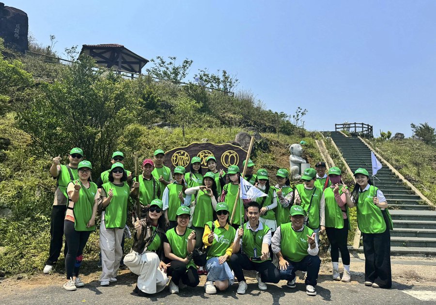 Du khách tham quan, check-in bán đảo Sơn Trà